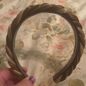 🐷 Braided Plastic Headband in Light Brown/Blonde - Women's Hair Accessory